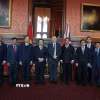 Đoàn công tác Học viện Chính trị Quốc gia Hồ Chí Minh chụp ảnh lưu niệm với ông Lindsay Hoyle, Chủ tịch Hạ viện Anh. (Ảnh Hữu Tiến/TTXVN)