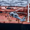 Một chiếc trực thăng quân sự của Mỹ bay phía trên tàu chở dầu Veronica III. (Ảnh: Bộ Chiến tranh Mỹ)
