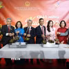 Đại sứ Nguyễn Đắc Thành (thứ2, bên trái), Phu nhân và các vị khách vớt bánh chưng mở đầu buổi lễ. (Ảnh: Thu Hằng/TTXVN)