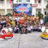 Cán bộ, chiến sỹ Đồn Biên phòng Tam Thanh chụp ảnh lưu niệm cùng các học sinh. (Ảnh: Quốc Dũng/TTXVN)