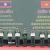 Thiếu tướng Võ Tiến Nghị, Phó Tư lệnh Bộ đội Biên phòng trao tặng Bằng khen của Bộ Tư lệnh Bộ đội Biên phòng cho 2 tập thể và 6 cá nhân có thành tích xuất sắc trong đợt diễn tập. (Ảnh: Võ Dung/TTXVN)