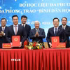 Đại diện lãnh đạo Tỉnh ủy Ninh Bình và lãnh đạo Ủy ban Khoa học, Công nghệ và Môi trường của Quốc hội thực hiện nghi thức bàn giao. (Ảnh: Đức Phương/TTXVN)