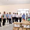 Phó Thủ tướng Lê Tiến Châu kiểm tra hạng mục nhà bếp, nhà ăn học sinh nội trú. (Ảnh: TTXVN phát)