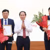 Phó Thủ tướng Lê Tiến Châu trao quyết định và chúc mừng ông Phạm Thành Ngại và Nguyễn Thanh Tuấn được Đảng, Nhà nước tin tưởng bổ nhiệm giữ chức Phó Tổng Thanh tra Chính phủ. (Ảnh: Văn Điệp/TTXVN)