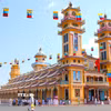 Du khách tham quan Tòa thánh Cao Đài Tây Ninh. (Ảnh: Minh Phú/TTXVN)