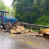 Lực lượng chức năng khắc phục sạt lở đèo Con Ó sau mưa lớn. (Ảnh: TTXVN phát)