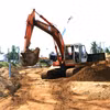 Nguồn vật liệu san lắp (cát) được đưa về công trường dự án thành phần 4, cao tốc Châu Đốc-Cần Thơ-Sóc Trăng. (Ảnh: Tuấn Phi/TTXVN)