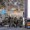 Binh sỹ Israel gác tại một điểm kiểm soát ở thành phố Hebron, Bờ Tây ngày 23/10/2026. (Ảnh: THX/TTXVN phát)