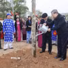Tổng Bí thư Tô Lâm cùng các đại biểu trồng cây tại thị xã Mỹ Hào. (Ảnh: Thống Nhất/TTXVN)