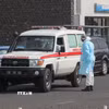 Xe cứu thương sơ tán những hành khách bị nghi mắc virus Hanta trên tàu du lịch MV Hondius đang neo ngoài khơi thủ đô Praia, Cabo Verde. (Ảnh: THX/TTXVN)