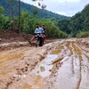 Việc đi lại gặp nhiều khó khăn do sạt lở. (Ảnh: TTXVN phát)
