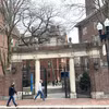 Cổng vào khuôn viên Đại học Harvard tại Cambridge, bang Massachusetts. (Ảnh: Đoàn Hùng/TTXVN)