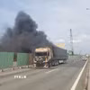 Hiện trường vụ cháy xe đầu kéo trên cao tốc Thành phố Hồ Chí Minh-Long Thành-Dầu Giây. (Ảnh: TTXVN phát)