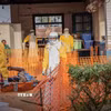 Nhân viên y tế chuyển bệnh nhân Ebola tới trung tâm điều trị ở Mongbwalu, tỉnh Ituri, Cộng hòa Dân chủ Congo. (Ảnh: THX/TTXVN phát)