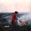 Lính cứu hỏa nỗ lực dập lửa cháy rừng tại Ogan Ilir, tỉnh Nam Sumatra, Indonesia. (Ảnh: THX/TTXVN phát)