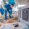 Cán bộ, chiến sỹ Ban Chỉ huy Quân sự xã Tân Biên, tỉnh Tây Ninh cẩn trọng thực hiện từng phần việc trong quá trình lấy mẫu hài cốt liệt sỹ. (Ảnh: Giang Phương/TTXVN)
