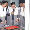 Thủ tướng Lào Sonexay Siphandone (trái) tham quan sản phẩm vàng của Nhà máy tinh luyện kim loại quý Lào-quốc tế. (Ảnh: Xuân Tú/TTXVN)