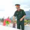 Tuổi đã cao nhưng ông Phạm Ngọc Hiệu vẫn không quản ngại lặn lội khắp các nghĩa trang từ Bắc vào Nam, kết nối với ban liên lạc các quân đoàn để xác minh dữ liệu. (Ảnh: Hải Yến/TTXVN)