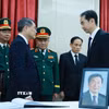 Thủ tướng Lê Minh Hưng chia buồn với cán bộ Đại sứ quán Trung Quốc tại Việt Nam. (Ảnh: Dương Giang/TTXVN)