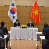 Phó Chủ tịch Ủy ban Trung ương Mặt trận Tổ quốc Việt Nam Hoàng Công Thủy gặp gỡ cộng đồng người Việt tại Hàn Quốc tại Trụ sở Đại sứ quán. (Ảnh: Trường Giang/TTXVN)