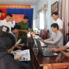 Cán bộ phường Bạc Liêu hỗ trợ học sinh thực hiện dịch vụ công trực tuyến tại trụ sở khóm 2. (Ảnh: Tuấn Kiệt/TTXVN)