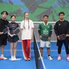 Trọng tài Sofya Tindronova và các vận động viên phong trào chuẩn bị làm thủ tục thi đấu. (Ảnh: Văn Hiếu)