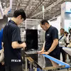 Nhà sản xuất trình diễn quy trình sản xuất tự động hóa. (Ảnh minh họa: Mỹ Phương/TTXVN)