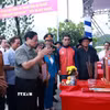 Thủ tướng Phạm Minh Chính thắp hương tiễn đưa liệt sỹ quân tình nguyện, chuyên gia Việt Nam. (Ảnh: Dương Giang/TTXVN)