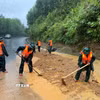 Bộ đội biên phòng thành phố Huế đào xúc đất đá, san gạt mặt đường bị sạt lở đất tại đèo Pê Kê, xã A Lưới 1. (Ảnh: Mai Trang/TTXVN)