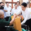Chủ tịch nước Lương Cường tặng quà cho các thương binh tại Trung tâm Điều dưỡng Thương binh Duy Tiên. (Ảnh: An Đăng/TTXVN)
