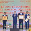 Phó Giáo sư, Tiến sỹ Đoàn Minh Huấn, Ủy viên Bộ Chính trị, Bí thư Đảng uỷ, Giám đốc Học viện Chính trị quốc gia Hồ Chí Minh trao Bằng công nhận Trường Chính trị tỉnh Quảng Ngãi đạt chuẩn mức 1. (Ảnh: Đinh Hương/TTXVN)