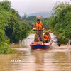 Lực lượng công an tỉnh Bắc Ninh hỗ trợ người dân di dời khỏi vùng lụt. (Ảnh: Danh Lam/TTXVN)