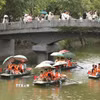 Du khách tham quan Khu du lịch sinh thái Tràng An. (Ảnh: Đức Phương/TTXVN)