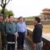 Phó Thủ tướng Mai Văn Chính kiểm tra tình hình ngập lụt tại Đại Nội Huế. (Ảnh: Mai Trang/TTXVN)