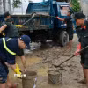 Đoàn công tác Công an tỉnh Quảng Trị có mặt tại thành phố Huế và khẩn trương tiến hành dọn vệ sinh môi trường, đẩy bùn đất tại các cơ quan, đơn vị. (Ảnh: TTXVN phát)