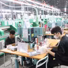 Công nhân thực hiện các công đoạn sản xuất trong dây chuyền công nghiệp, thể hiện năng lực sản xuất ngày càng được nâng cao của doanh nghiệp Tây Ninh. (Ảnh: Bùi Giang/TTXVN)