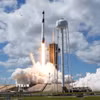 Tên lửa đẩy Falcon 9 của SpaceX rời bệ phóng tại Trung tâm vũ trụ Kennedy ở Florida, Mỹ. (Ảnh: THX/TTXVN)