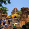 Du khách tham quan Tháp Bà Ponnagar. (Ảnh: TTXVN phát)