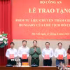 Thượng tướng Lê Quốc Hùng, Thứ trưởng Bộ Công an trao phim tư liệu chuyến thăm chính thức Hungary của Chủ tịch Hồ Chí Minh tặng Văn phòng Trung ương Đảng, Thông tấn xã Việt Nam, Đài Truyền hình Việt Nam, Đài Tiếng nói Việt Nam và Bảo tàng Hồ Chí Minh. (Ảnh: Phạm Kiên/TTXVN)