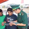 Công tác thông tin, tuyên truyền về IUU được lực lượng Biên phòng tỉnh Cà Mau tăng cường, góp phần nâng cao ý thức và trách nhiệm của ngư dân trong hoạt động khai thác thủy hải sản. (Ảnh: Chanh Đa/TTXVN)