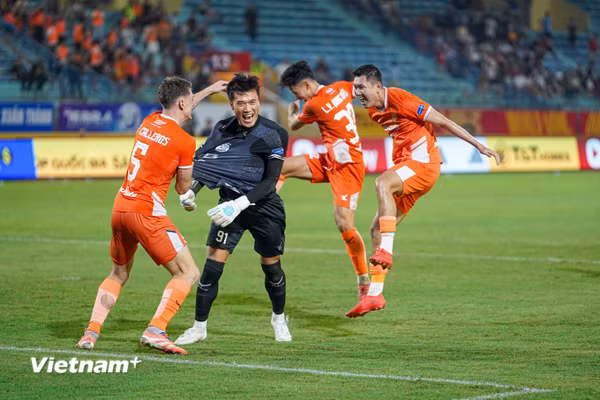 Người nhện' Bùi Tiến Dũng rực sáng, SHB Đà Nẵng loại Hà Nội FC ở Cúp Quốc gia