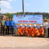 Điện lực Đồng Phú, Cơ quan thường trú TTXVN tại Đồng Nai và xã Đoàn Đồng Phú bàn giao công trình :Thắp sáng đường quê" cho người dân thôn Tân Tiến. (Ảnh: Đậu Tất Thành/TTXVN)