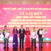 Lãnh đạo phường Thượng Cát (Hà Nội) trao quyết định gắn biển cho đại diện các gia đình và tổ dân phố Hoàng Xá. (Ảnh: Nguyễn Cúc/TTXVN)