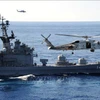 Trực thăng của lực lượng phòng vệ biển Nhật Bản và tàu khu trục Shirane tham gia cuộc tập trận "Keen Sword" Nhật Bản-Mỹ trên Thái Bình Dương. (Ảnh tư liệu: AFP/TTXVN)