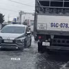 Ngập nặng trên Quốc lộ 1A đoạn đi qua tỉnh Cà Mau khiến giao thông hết sức khó khăn. (Ảnh: Trung Hiếu/TTXVN)