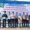 Đại diện đoàn đại biểu tỉnh Tây Ninh trao tặng những phần quà ý nghĩa tới các lực lượng trên đảo Nam Du. (Ảnh: TTXVN phát)