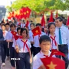 Chủ tịch Ủy ban Nhân dân thành phố Đà Nẵng Lương Nguyễn Minh Triết chào đón các học sinh tại lễ khai giảng năm học mới trường THCS Phạm Văn Đồng (xã Bà Nà). (Ảnh: Khoa Chương/TTXVN).