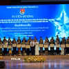 Lãnh đạo Ủy ban Nhân dân tỉnh và lãnh đạo Tỉnh đoàn Sơn La tặng Bằng khen của Ban Thường vụ Tỉnh đoàn Sơn La cho các lưu học sinh Lào tiêu biểu đang học tập trên địa bàn có thành tích tốt trong học tập cũng như tham gia tích cực các hoạt động của tổ chức Đoàn, Hội. (Ảnh: Nguyễn Cường/TTXVN).