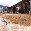Mặc dù cơn lũ dữ đã đi qua, nhưng đêm qua trên địa bàn vẫn có mưa lớn nên lượng nước từ thượng nguồn vẫn đổ về tại xã Mường Than. (Ảnh: Quý Trung/TTXVN)