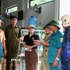 Chính quyền xã Phong Nha (Quảng Trị) vận động người dân tại khu vực nguy cơ sạt lở đến nơi an toàn. (Ảnh: Tá Chuyên/TTXVN)